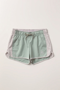 デサントは、「ルコックスポルティフ」ブランドより、2014年のイメージキャラクターの梨花さんとコラボレーションしたアイテム4種類を販売する。