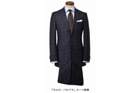 青山商事は、20～30代向けブランド「ザ・スーツカンパニー」と雑誌「Begin」（世界文化社）とのコラボ企画として、イタリアの超高級生地「カルロ・バルベラ」を使用したスーツを発売する。