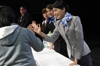 AKB48の北原里英が10年ぶりにリニューアルされるANAの客室乗務員の新制服、加藤玲奈がリニューアル前のANAの客室乗務員の現制服、小嶋菜月はAKB48の衣装を着て登場した。