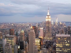 出店が予定されているのは、エンパイアステートビルの向かい、マンハッタン34丁目。まさにニューヨークのど真ん中、象徴と言える場所からリアル・アマゾンはスタートする。実店舗からは、ニューヨーク市民に向け「当日ネット注文・即日配達」実現の計画もあるようだ。 出店が予定されているのは、エンパイアステートビルの向かい、マンハッタン34丁目。まさにニューヨークのど真ん中、象徴と言える場所からリアル・アマゾンはスタートする。実店舗からは、ニューヨーク市民に向け「当日ネット注文・即日配達」実現の計画もあるようだ。