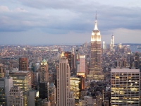 出店が予定されているのは、エンパイアステートビルの向かい、マンハッタン34丁目。まさにニューヨークのど真ん中、象徴と言える場所からリアル・アマゾンはスタートする。実店舗からは、ニューヨーク市民に向け「当日ネット注文・即日配達」実現の計画もあるようだ。