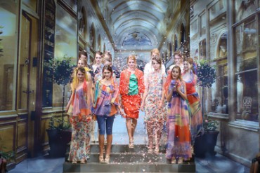 ユキ トリヰ インターナショナル 2015春夏コレクション - カジュアルな風が伝える春の歓び