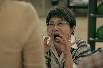 人気チョコレートバーブランド『スニッカーズ』の新CMとして、女優の泉ピン子さんを起用した新CM第4弾「ボウリング」篇が18日からオンエア開始された。