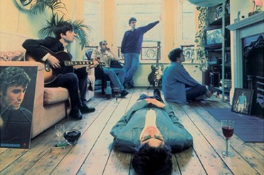 原宿でオアシス史上初の展覧会 - ノエルのギター展示やナノ・ユンバースの限定ロゴTシャツ販売も