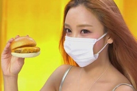 ロッテリアは、看板商品である『絶品チーズバーガー』を季節限定商品としてボリュームアップした『絶品チーズバーガーワイド』を10月23日から全国のロッテリアで発売する。