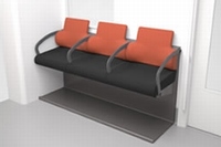 日立製作所は、高齢者などの身体的な負担を軽減する通勤電車用座席を開発した。（写真：同社発表資料より）