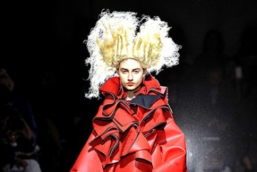 コム デ ギャルソン 2015年春夏コレクション - 「薔薇と血」真っ赤に染まるアナーキーな心