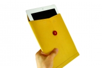 スティーブ・ジョブズのプレゼンスタイルを再現した本革封筒ケースのシリーズ「M LEATHER」から、iPad Air 2、iPad Air対応の『M LEATHER Envelope for iPad』が発売された。 スティーブ・ジョブズのプレゼンスタイルを再現した本革封筒ケースのシリーズ「M LEATHER」から、iPad Air 2、iPad Air対応の『M LEATHER Envelope for iPad』が発売された。