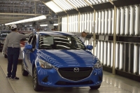 マツダは、メキシコの新工場MMVOで、新型「Mazda2」（マツダ デミオ）の生産を開始した。写真は車両組み立ての様子（写真提供：マツダ）