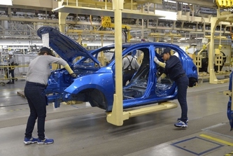 マツダは、メキシコの新工場MMVOで、新型「Mazda2」（マツダ デミオ）の生産を開始した。写真は車両組み立ての様子（写真提供：マツダ）