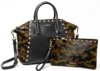 「ゲス(GUESS)」より、カモフラージュ柄のラフォーレ原宿店限定バッグが登場