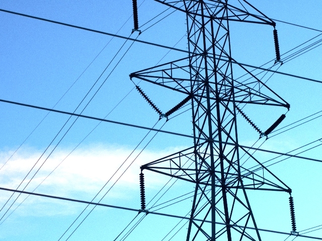 固定価格で買い取られる再生可能エネルギー電力が、送電設備の許容範囲を超えたため電力会社によりストップがかけられた。太陽光発電による電力買い取りを計画に住宅ローンを組んだ人にも影響が出る可能性が出てきた。