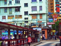 1997年に香港が英国から中国に返還された際、「将来的に普通選挙を導入し行政官を選べるようにする事」が条件に盛り込まれていた。2017年の選挙は、形式上は全有権者による普通選挙となるが、このままでは投票はできても立候補者は中国によって制限される歪なものとなってしまう。