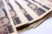 ラップ口座を利用する人が増加している。資金運用や管理を一括して金融機関に任せてしまえるサービスだ。これまでは富裕層向けとして最低投資金額が1,000万円～1億円ほど必要だったが、近年300万円程度で利用できるようになった。