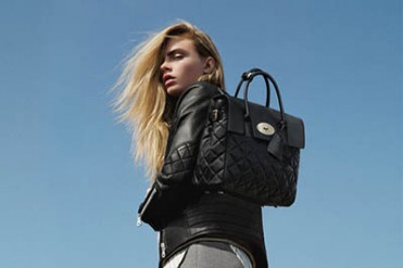 マルベリー×カーラ・デルヴィーニュ、コラボバッグを発表 - 伊勢丹新宿で先行発売