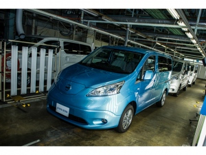 日産追浜工場でスペインから届いた「e-NV200」を最終チェックして全国のディーラーに配送する