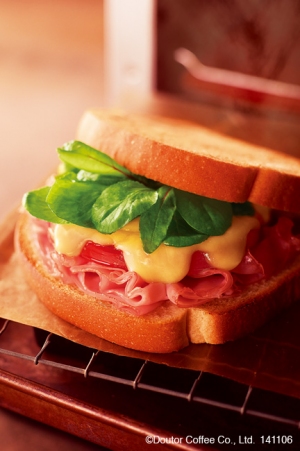ドトールコーヒーは、これからの寒い季節に体があたたまる、アツアツのホットサンド4品を11月6日より発売する。 ドトールコーヒーは、これからの寒い季節に体があたたまる、アツアツのホットサンド4品を11月6日より発売する。