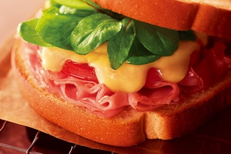 ドトールコーヒーは、これからの寒い季節に体があたたまる、アツアツのホットサンド4品を11月6日より発売する。