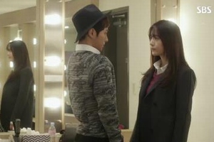 f(x)のメンバーで女優のクリスタルがドラマ『僕にはとても愛らしい彼女』で見せるデイリーファッションが話題になっている。写真：『僕にはとても愛らしい彼女』第11回放送より