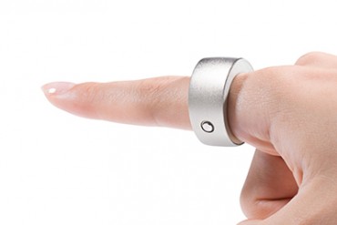 指輪型ウェアラブルデバイス「Ring」指先ジェスチャーで音楽再生、照明点灯など