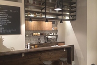 陶器デザインの制作や商品の輸出入を展開するアートホームデザインは、東京・南青山に新しい複合施設『at kiln AOYAMA(アットキルン アオヤマ)』を、10月29日にオープンした。