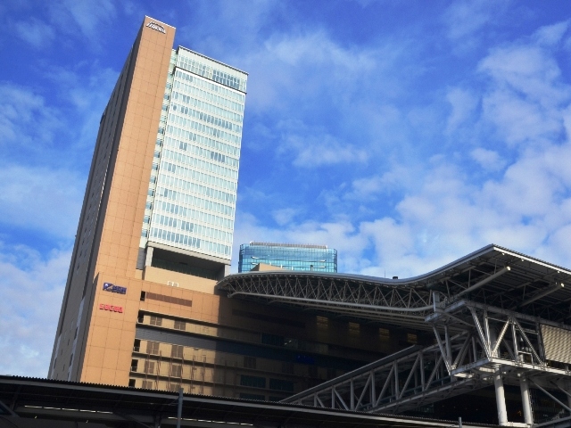 コンビニ、百貨店とも売上高は、4月の増税以降、6ヶ月連続で前年実績を下回る結果となった。百貨店は都市部で回復の兆しを見せ始めているものの、コンビニは苦戦を強いられている。