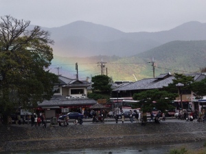 写真は京都の観光地・嵐山。10月1日からの免税対象拡大を見据え、今夏以降免税店が一気に5店舗も開業した。現在も数店舗が出店申請中だという。日本各地で免税店が増えつつあるが、やはり京都のような観光都市ほど反応が早く、力を入れている様子だ。