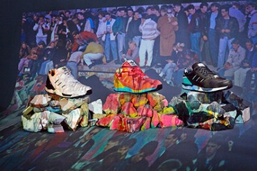アディダス オリジナルス、ベルリンの壁崩壊25周年記念シューズ「THE FALL OF WALL」
