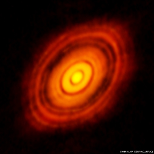 アルマ望遠鏡が観測したおうし座HL星の周囲の塵の円盤。Credit: ALMA (ESO/NAOJ/NRAO)