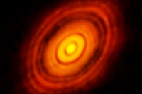 アルマ望遠鏡が観測したおうし座HL星の周囲の塵の円盤。Credit: ALMA (ESO/NAOJ/NRAO)