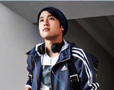アディダスは、デニム風の素材で、スポーツのオン・オフを問わず様々なシーンで着用できる「Adidas24/7」を11月下旬より発売する。