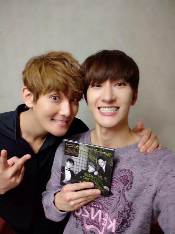 SUPER JUNIOR-Mのチョウミが、初ソロアルバム『Rewind』のプロデュースを手掛けたカンタとのツーショットを公開した。写真：チョウミのツイッター