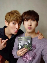 SUPER JUNIOR-Mのチョウミが、初ソロアルバム『Rewind』のプロデュースを手掛けたカンタとのツーショットを公開した。写真:チョウミのツイッター SUPER JUNIOR-Mのチョウミが、初ソロアルバム『Rewind』のプロデュースを手掛けたカンタとのツーショットを公開した。写真:チョウミのツイッター