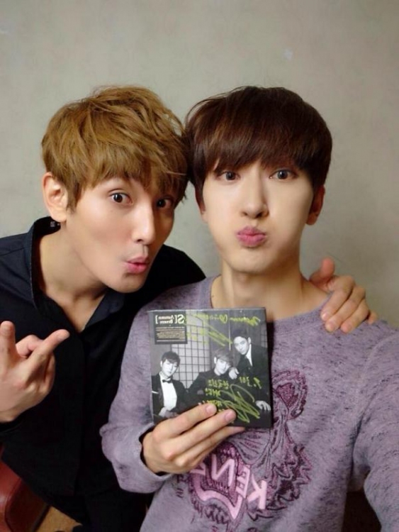SUPER JUNIOR-Mのチョウミが、初ソロアルバム『Rewind』のプロデュースを手掛けたカンタとのツーショットを公開した。写真：チョウミのツイッター