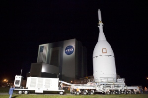 オリオン宇宙船試験機、ロケットが待つ発射台へ移動　12月4日打ち上げへ（Image credit: NASA/Frankie Martin）