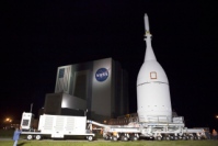 オリオン宇宙船試験機、ロケットが待つ発射台へ移動　12月4日打ち上げへ（Image credit: NASA/Frankie Martin）