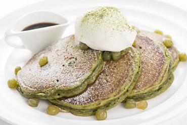 サラベス、黒蜜で食べる新作「抹茶とうぐいす豆パンケーキ」新宿店で限定発売