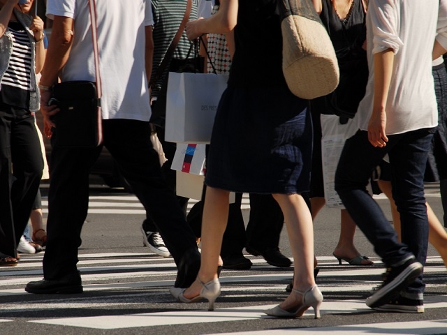 10月の消費動向調査と景気ウォッチャー調査はともに指数低下した。内閣府も消費者態度指数の基調判断を「足踏みがみられる」から「弱含んでいる」に変更。データの上だけでなく、国全体のムードとして個人消費の回復が遠いことを感じさせる。