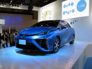 先日の東京・有明「ビッグサイト」で行なわれたCEATECで展示紹介されたトヨタの燃料電池車「FCV」 先日の東京・有明「ビッグサイト」で行なわれたCEATECで展示紹介されたトヨタの燃料電池車「FCV」