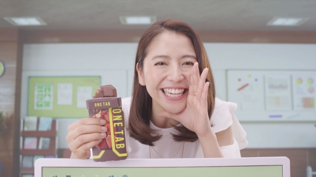 ロッテは、長澤まさみさんが出演する新商品『ONE TAB(ワンタブ)』の新CM「ぎっちぎち」篇を11月18日(火)からオンエア開始した。
