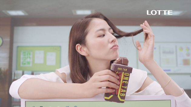 ロッテは、長澤まさみさんが出演する新商品『ONE TAB(ワンタブ)』の新CM「ぎっちぎち」篇を11月18日(火)からオンエア開始した。