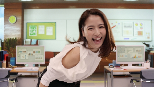 ロッテは、長澤まさみさんが出演する新商品『ONE TAB(ワンタブ)』の新CM「ぎっちぎち」篇を11月18日(火)からオンエア開始した。