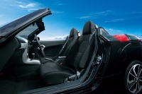 ダイハツ工業が19日に発売した2ドアでオープンタイプの軽自動車「COPEN XPLAY(コペン エクスプレイ)」(写真提供:ダイハツ工業) ダイハツ工業が19日に発売した2ドアでオープンタイプの軽自動車「COPEN XPLAY(コペン エクスプレイ)」(写真提供:ダイハツ工業)