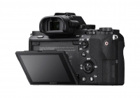ソニーが12月5日に発売するレンズ交換式デジタル一眼カメラ 「α7 II」。(写真提供：ソニー)