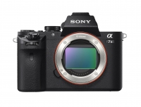 ソニーが12月5日に発売するレンズ交換式デジタル一眼カメラ 「α7 II」。(写真提供：ソニー)