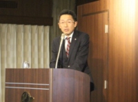 ２０日、日本インタビュ新聞社主催の個人投資家向け説明会でトーソー＜５９５６＞（東２・売買単位１００株）の笠井浩太経営企画室長は事業内容と特徴及び今後の取組等について説明した（写真）。会場は東洋経済新報社ホール。