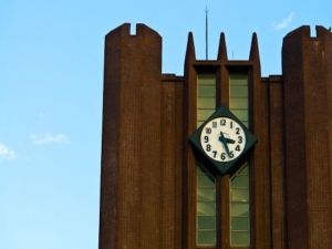 東大合格をめざす人工知能ロボット「東ロボくん」が大手予備校の大学入試センター試験の模試を受験した。科目は英語、国語、数学2科目、世界史、日本史、物理の計7教科、その合計得点は900点中386点、偏差値は47.3という成績。