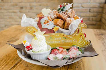 カフェ アクイーユからXmas限定「ドーナツパンケーキ」- カナダ産メープル香る贅沢な一皿