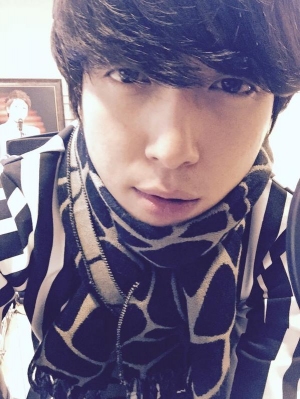 CNBLUEのチョン・ヨンファが、ファンに向けて温かいメッセージとセルフショットを公開した。写真:ヨンファのツイッター CNBLUEのチョン・ヨンファが、ファンに向けて温かいメッセージとセルフショットを公開した。写真:ヨンファのツイッター