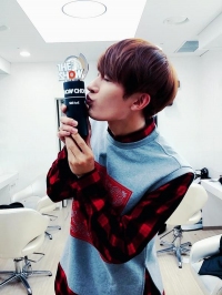 SUPER JUNIO-Mのチョウミが、ソロデビュー曲『Rewind』で初の1位に輝き、その喜びを写真とともに伝えた。写真：チョウミのツイッター